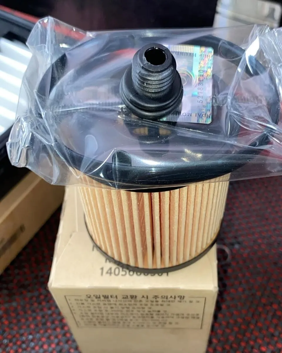 Filtro de aceite nuevo, todavía en su bolsa, sobre su caja