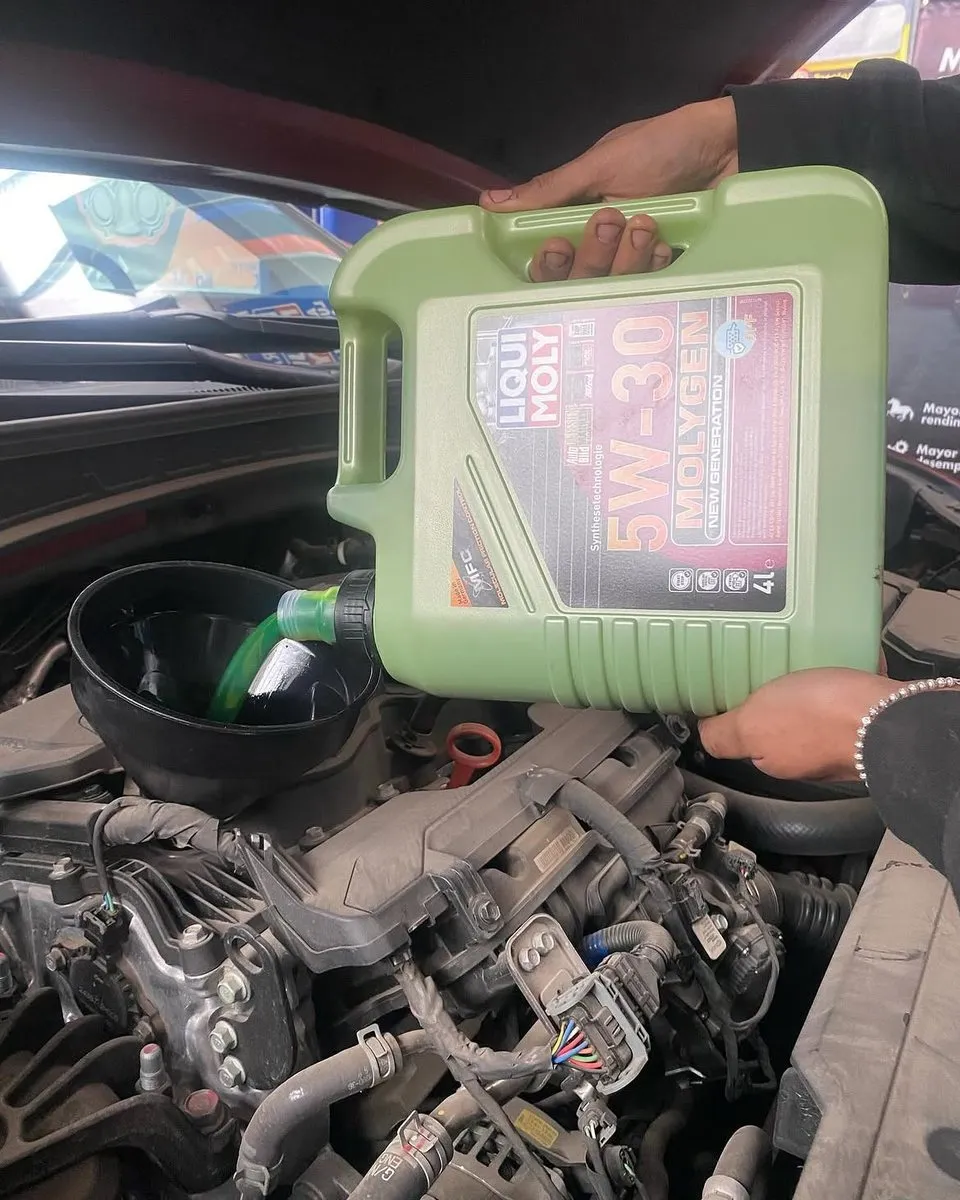 Mecánico vierte aceite Liqui Moly 5W-30 en el motor del Hyundai