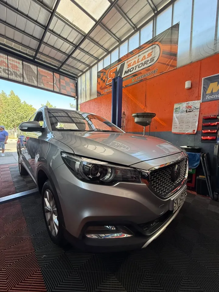 MG ZS gris en el taller, bajo el letrero de SalasMotors