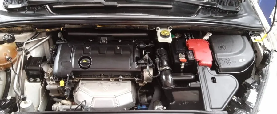 Motor limpio de un auto recién entregado tras el cambio de aceite