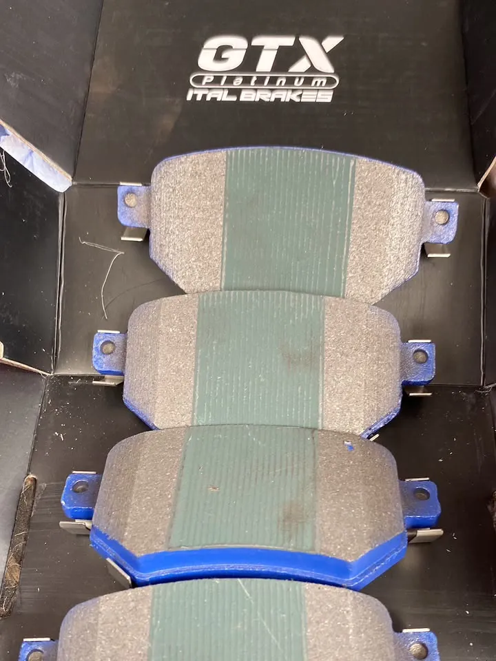 Pastillas de freno GTX Platinum con respaldo azul en su caja de Ital Brakes