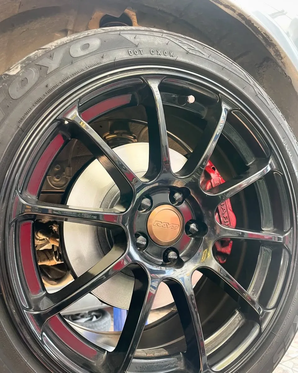 Rueda montada, con el caliper rojo a la vista entre los rayos