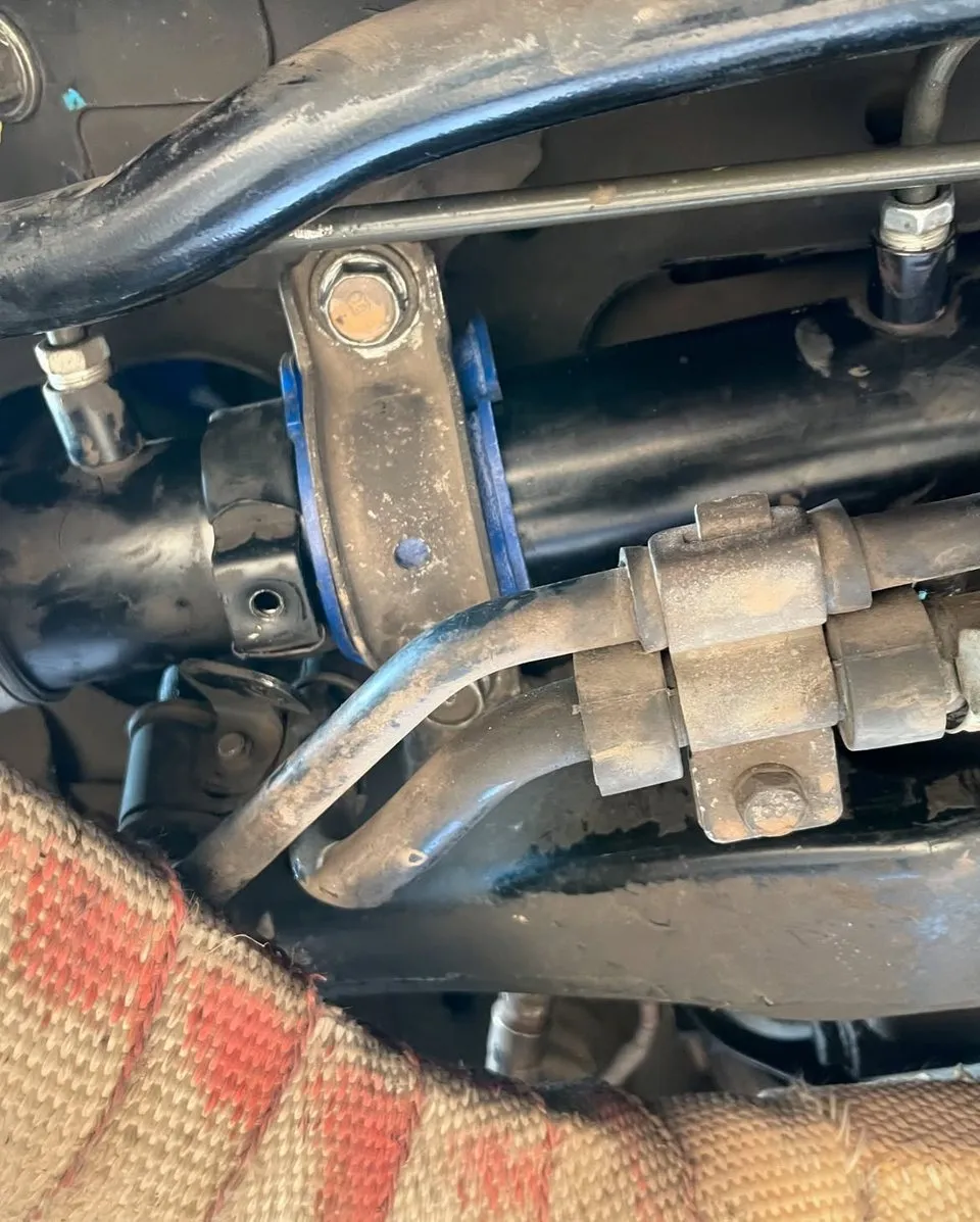 Bujes de suspensión azules instalados, vistos desde abajo