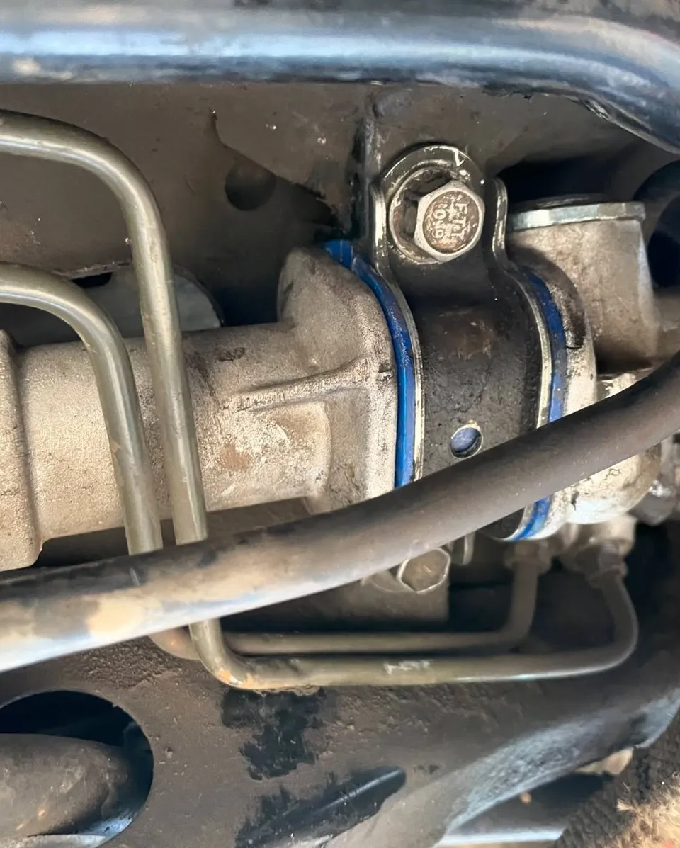 Buje de suspensión azul en su abrazadera