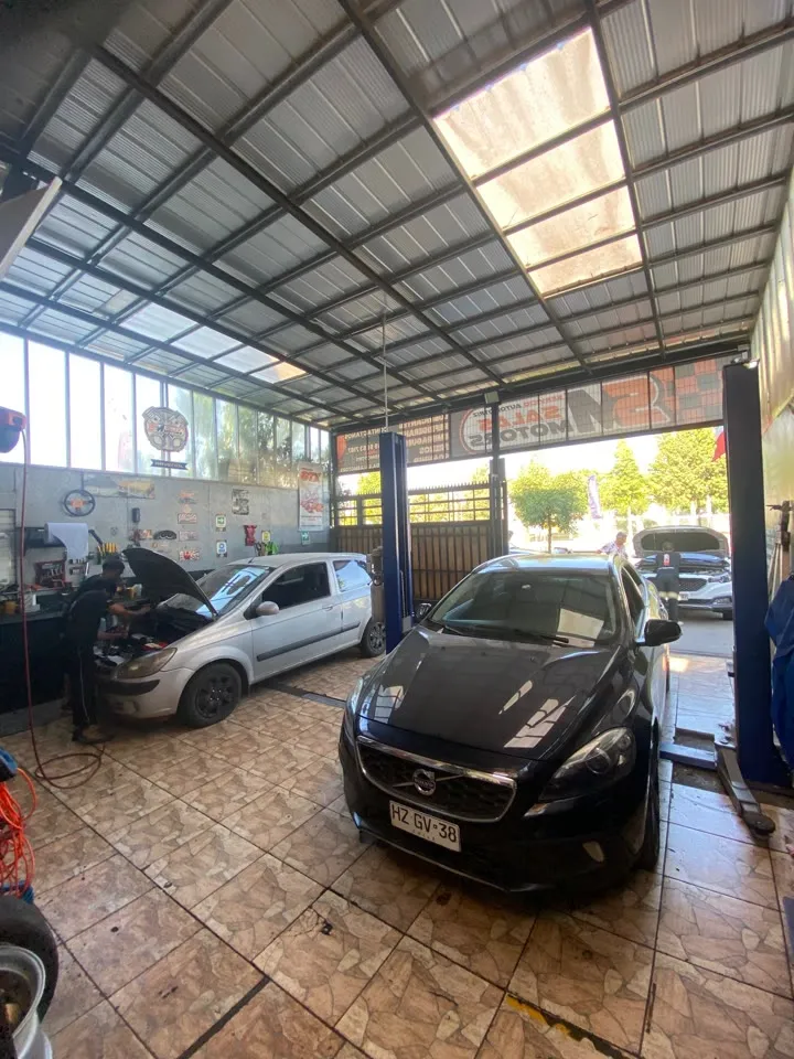 Volvo negro y Hyundai plateado atendidos al mismo tiempo en el taller